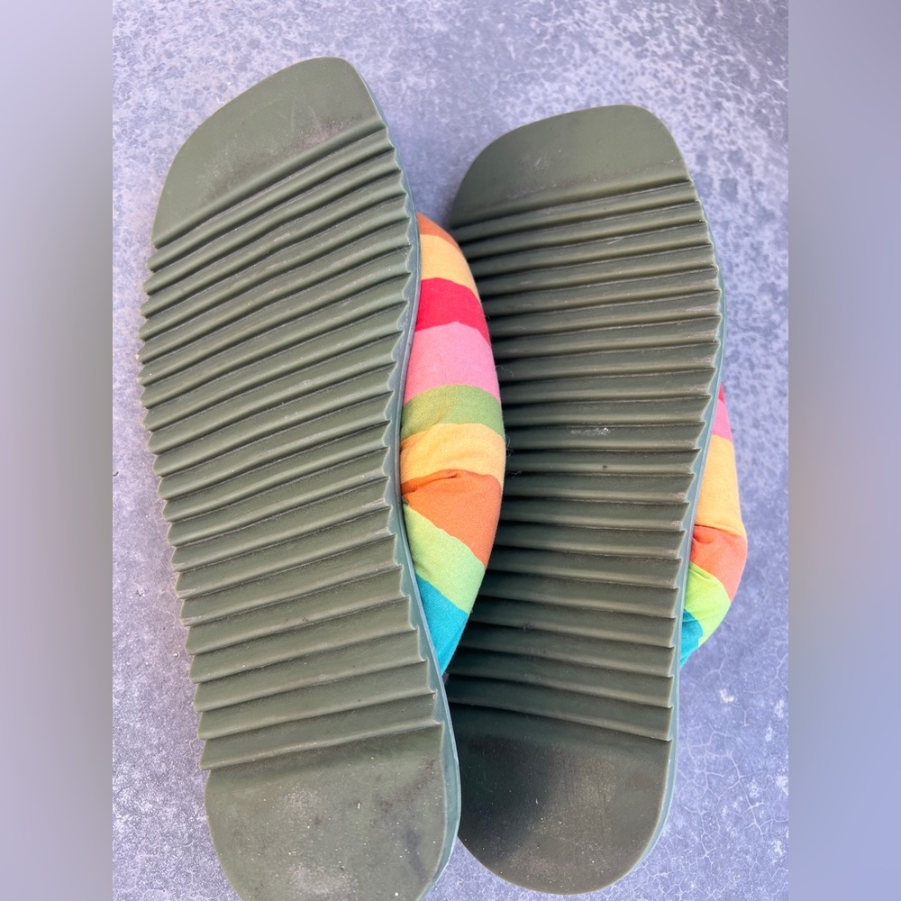 FARM RIO pineapple puffy rainbow flip flop sandals / size 10 - Picture 5 of 6